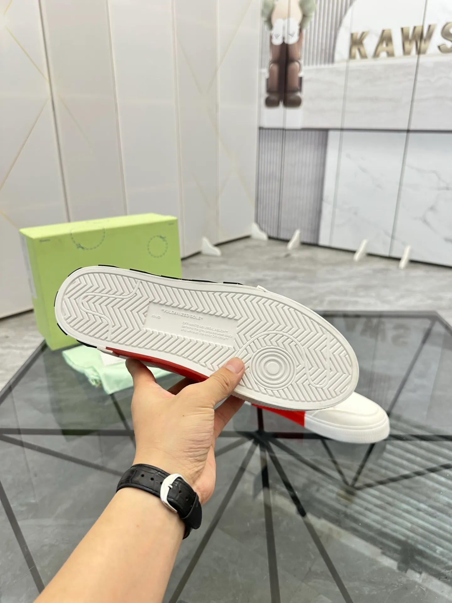 Selling men's shoes 💰: 💰P440¥ Product trademark: OFF WHITE *"OFF WHITE*" low-top casual shoes Regular size: 35-45 (can be customized to 46) Couple style Product materials: original material from the upper counter, breathable lining, original outsole. No.: H203
